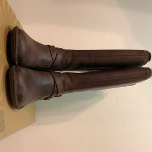 Like new Ugg boots! Barely worn! Size Women’s 9.